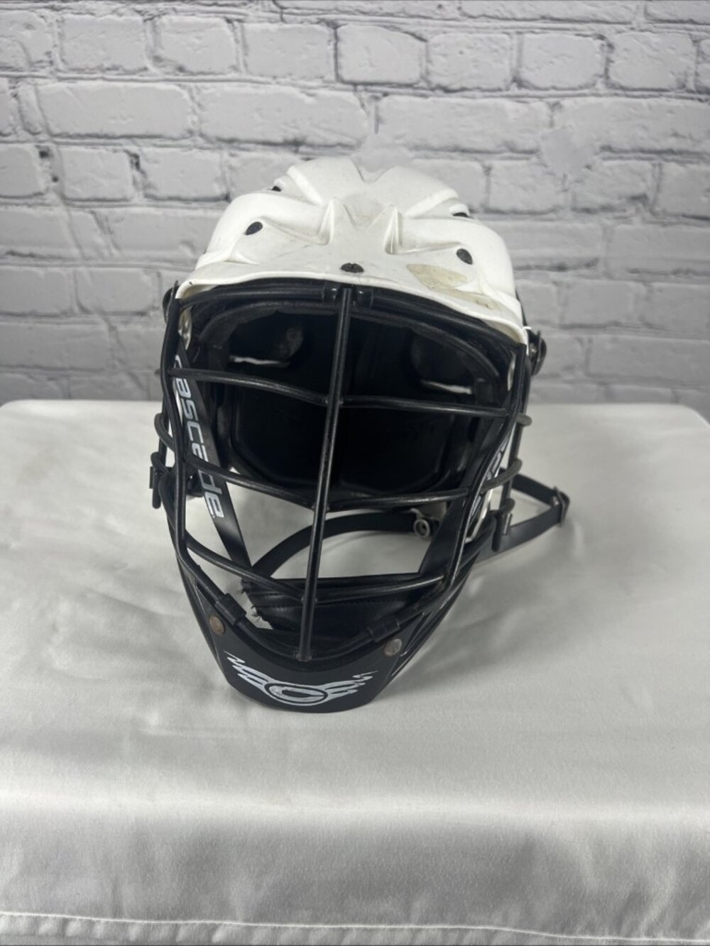 Cascade White CPV-R W/W/B/B Adjustable Lacrosse Helmet M/L